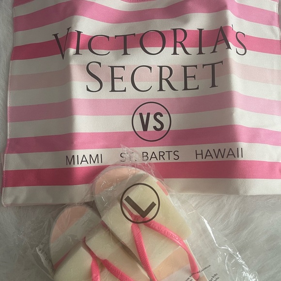 NEW VICTORIA’S SECRET BEACH BAG & FLIP FLOPS size L - Picture 1 of 3